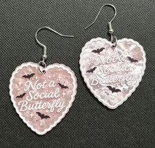 Not A Social Schmetterling Fledermäuse Pastell Rosa Acryl Herz Ohrringe Horror Gothic Alt
