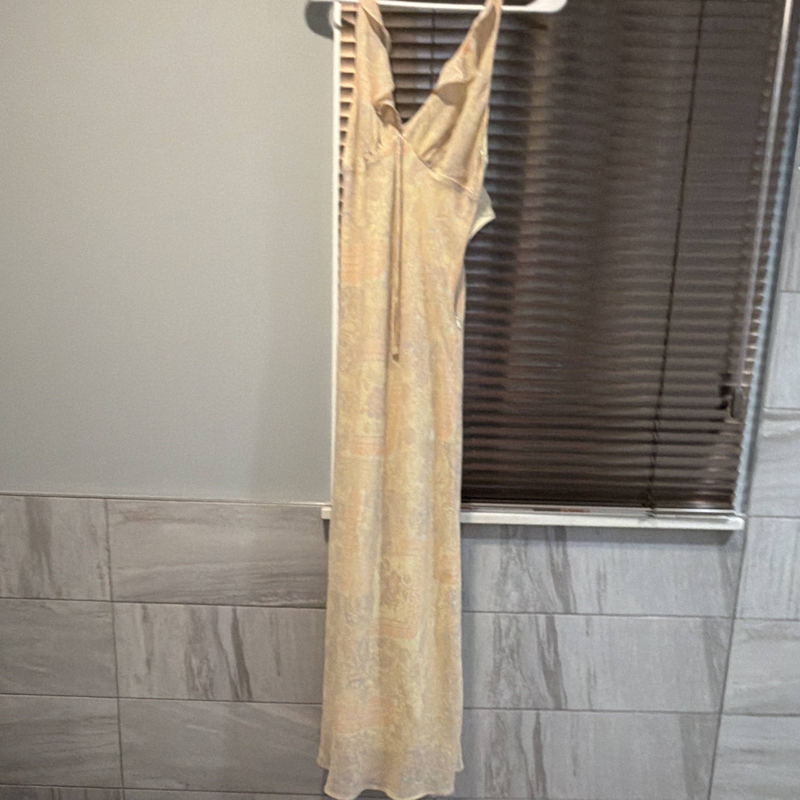 Kimchi Blue Women’s S/P Beige Floral V-Neck Strappy Slip Maxi Long Dress