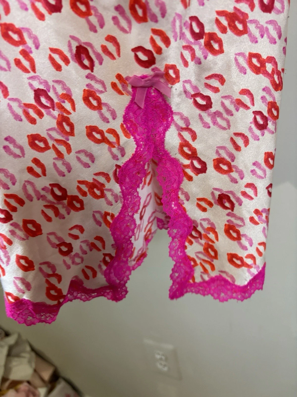 UNDERCOVER Abito vestito VICTORIA’S SECRET rosa labbra baci slip XS bordo pizzo