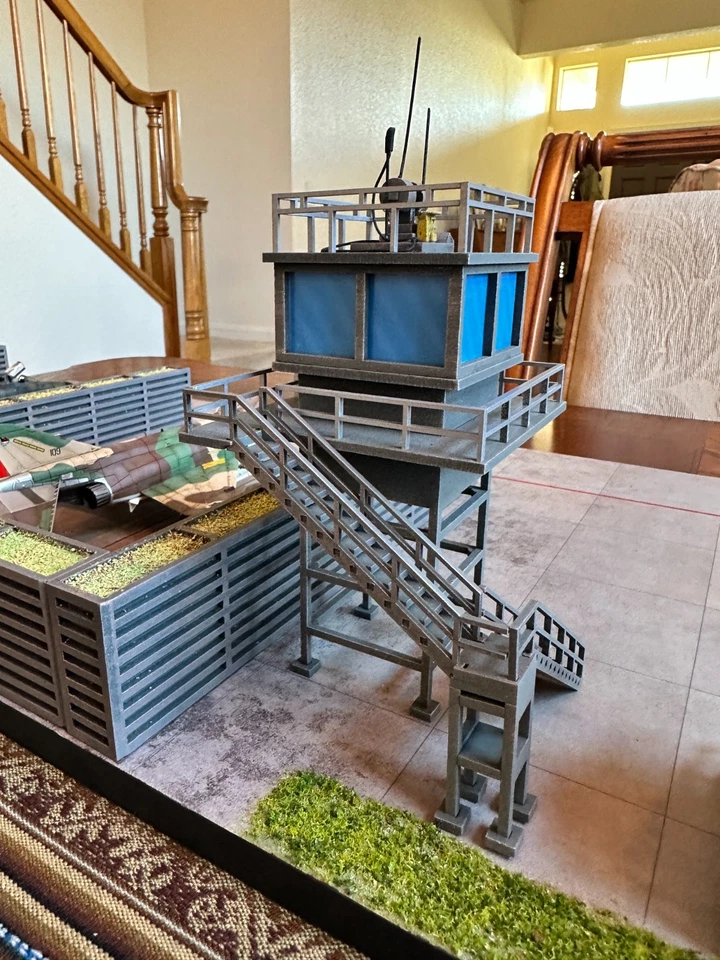 BaseKraft 1/72 Pantalla Diorama Base Terrestre con dos ranuras para aviones y edificios Foto 4 de 4