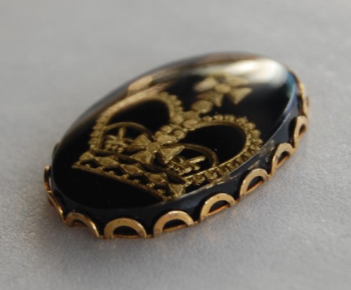 VINTAGE INTAGLIO GLASS PENDANT CROWN OVAL • 25x18mm • BLACK w GOLD CROWN - 第 3/4 張圖片