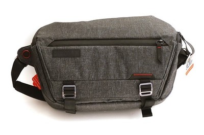 Peak Design the everyday sling 10 L Kamera Tasche in grau mit Pentax Logo