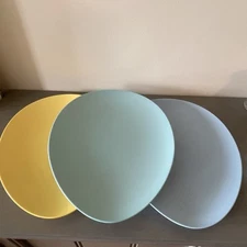 3 In Set Egg Shaped Oval Pastel Hard Plastic Plates Dessert Snack Easter
