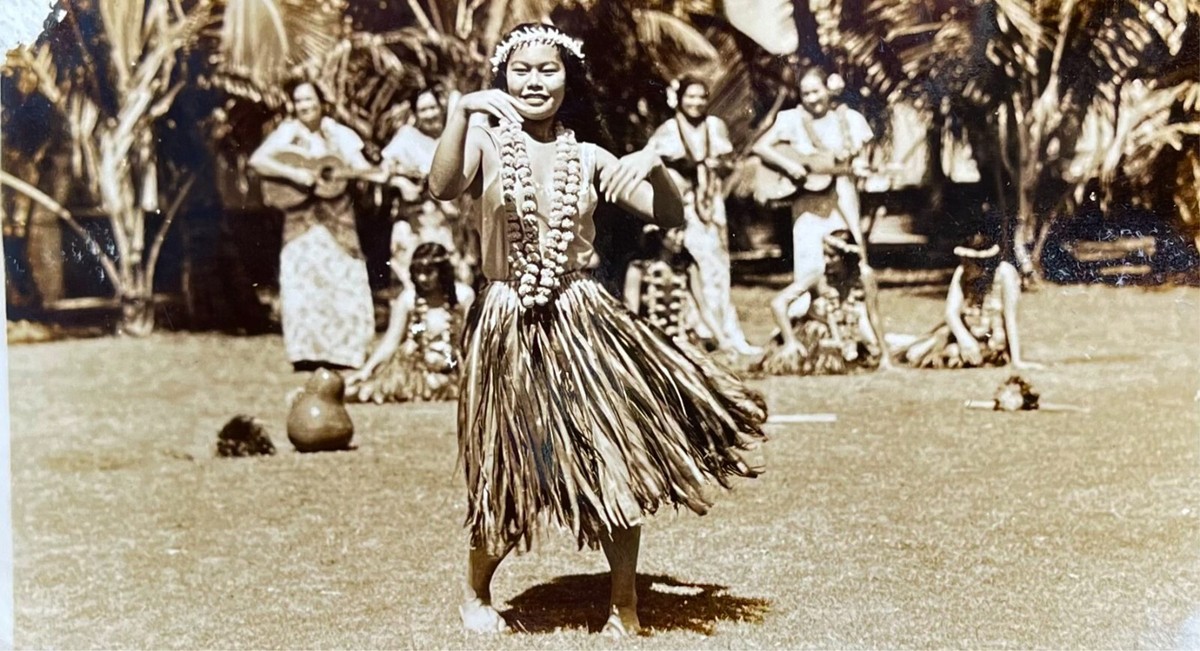 HAWAIIAN HULA GIRL with MUSICIANS Vintage 1940s PHOTO Hawaii 