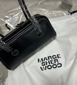 MARGE SHERWOOD SOFT BAGUETTE BAG_black plain /
