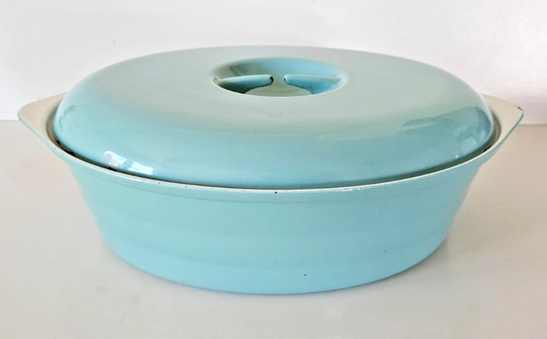 Vintage RETRO Colorcast, Enameled Cast Iron, 4pt Dutch Oven Made in Ireland LOOK