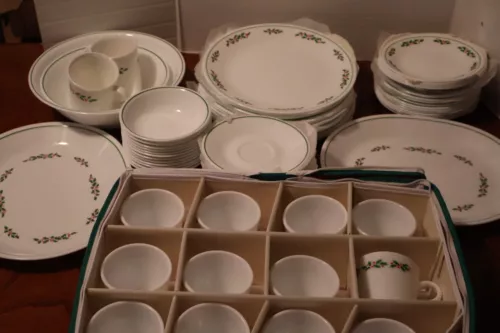 RARE 1985 CORELLE HOLLY DAYS (BLACK VEIN) CHRISTMAS 70 PIECES 12 PLACE Settings