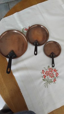 Antikes abgestuftes 3er Set Gusseisen Griff Kupfer Soßen Pfanne Deckel von E V WILKES