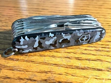 New Victorinox Swiss Army 91mm Knife SWISSCHAMP NAVY CAMO  1.6795.942