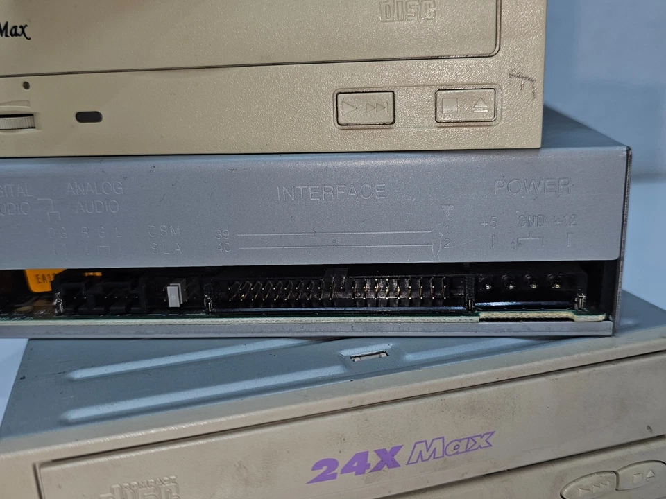 2 Stück IDE PC CD Laufwerk Intern für Win.95 98 XP Computer CD-ROM 5,25" Weiß - Bild 3 von 4