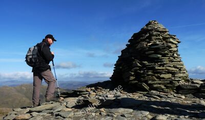 Foto 12x8 Cairn auf Coniston alter Mann Gipfel Bowmanstead Ein Wanderer stand um 2009