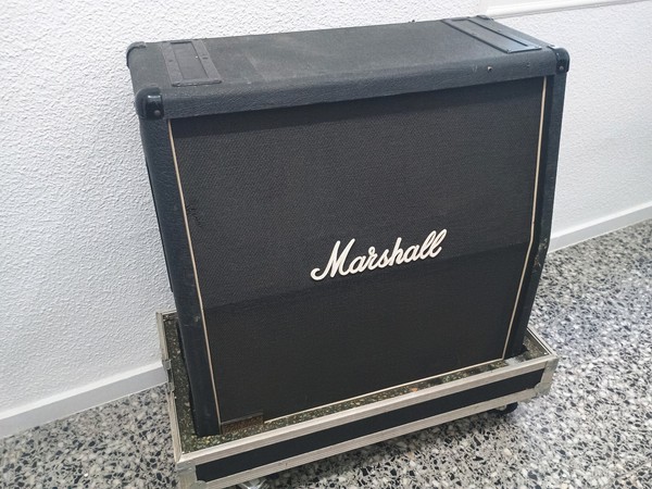 Marshall Vintage Guitar Cabinet 1960A model from 1981 + flight case
