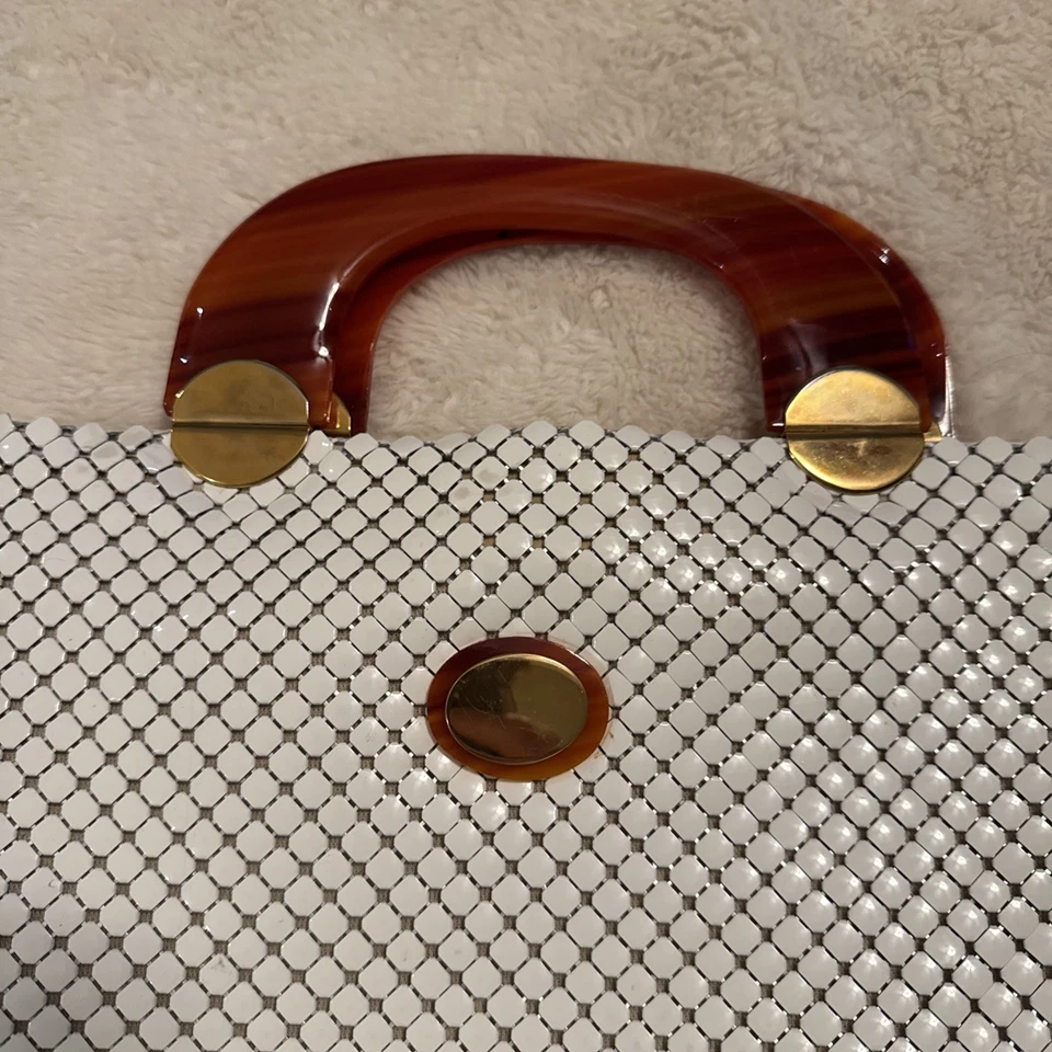 BOLSO DE COLECCIÓN WHITING & DAVIS MALLA BLANCO CON ASA DE TORTUGA LUCITE-1965ish Foto 3 de 4