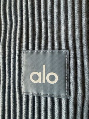 alo Vネックブラトップ Celestial Blue NWT ALO Denim Knit Sleeveless Full Zip Top size medium celestial