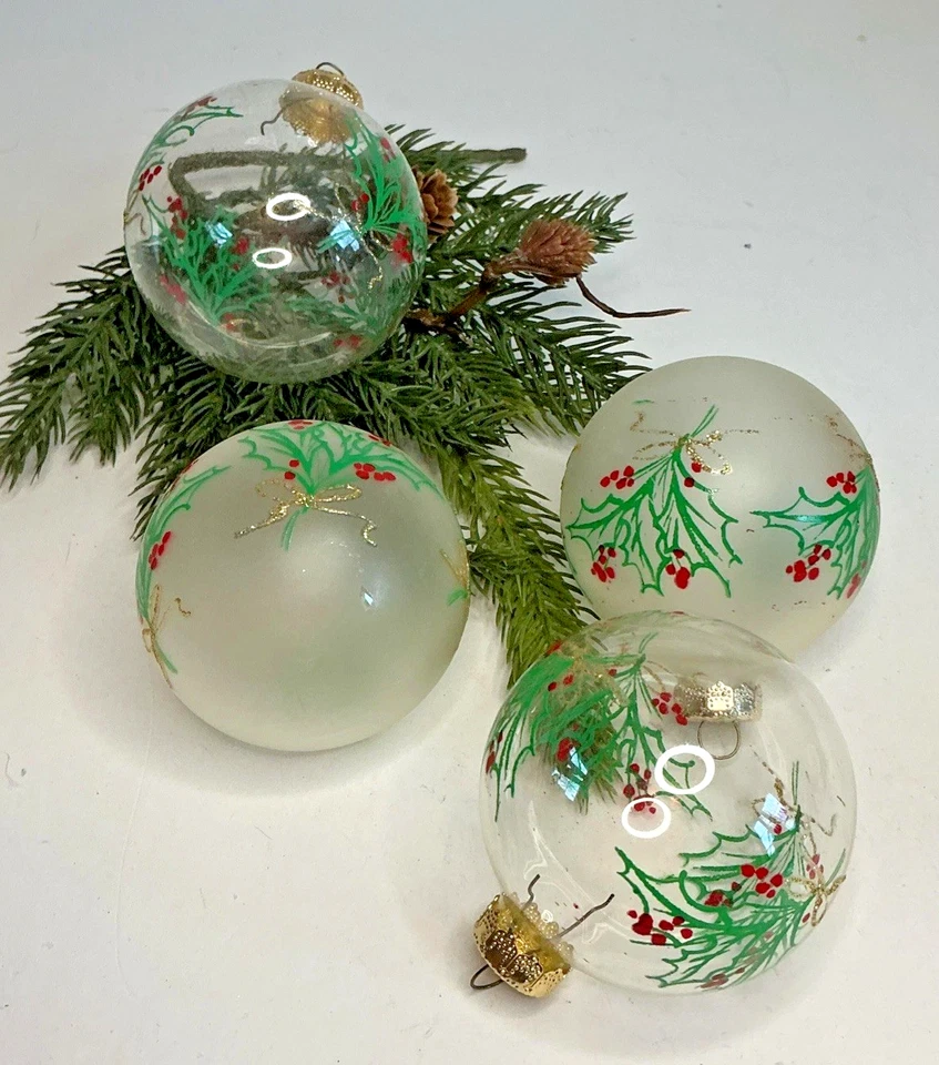 Juego de 4 adornos de bola de vidrio Rauch patrón de acebo con brillo transparente y esmerilado Foto 2 de 3