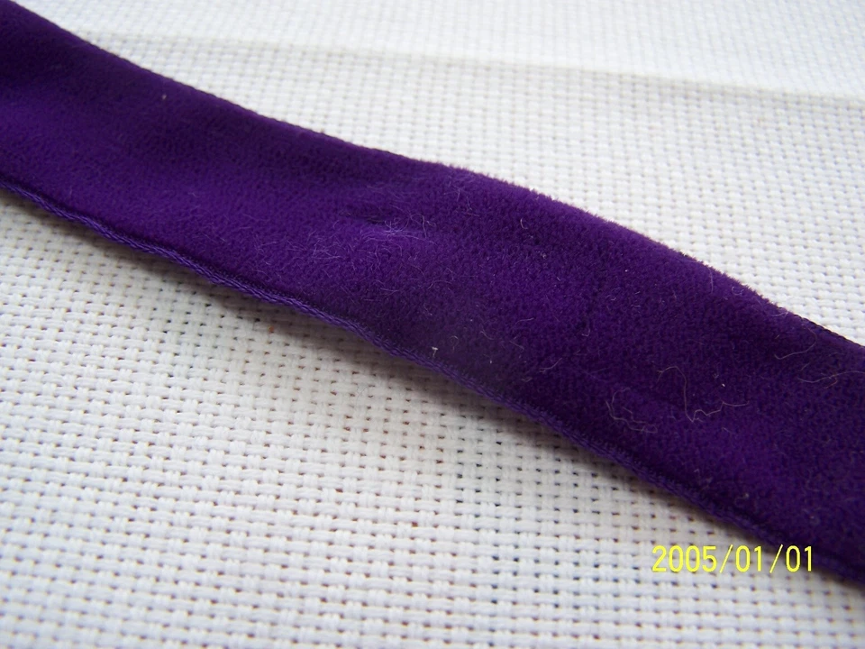 Ancien ruban en velours ras. Couleur violet.  Vendu au mètre. Réf N°316 - Photo 2/4