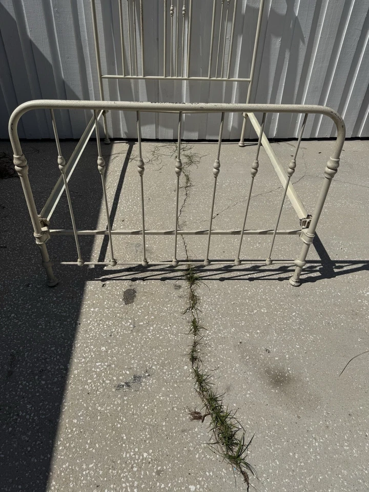 Cabecero estribo vintage doble antiguo de hierro fundido con rieles laterales Foto 2 de 4