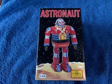 Wind Up Walking "ASTRONAUT"Robot Osaka Tin Toy Japan - NEW IN BOX 