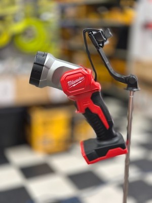 Milwaukee M18 18-Volt Lithium-Ion Cordless 100 Lumens LED Flashlight (Tool-Only)