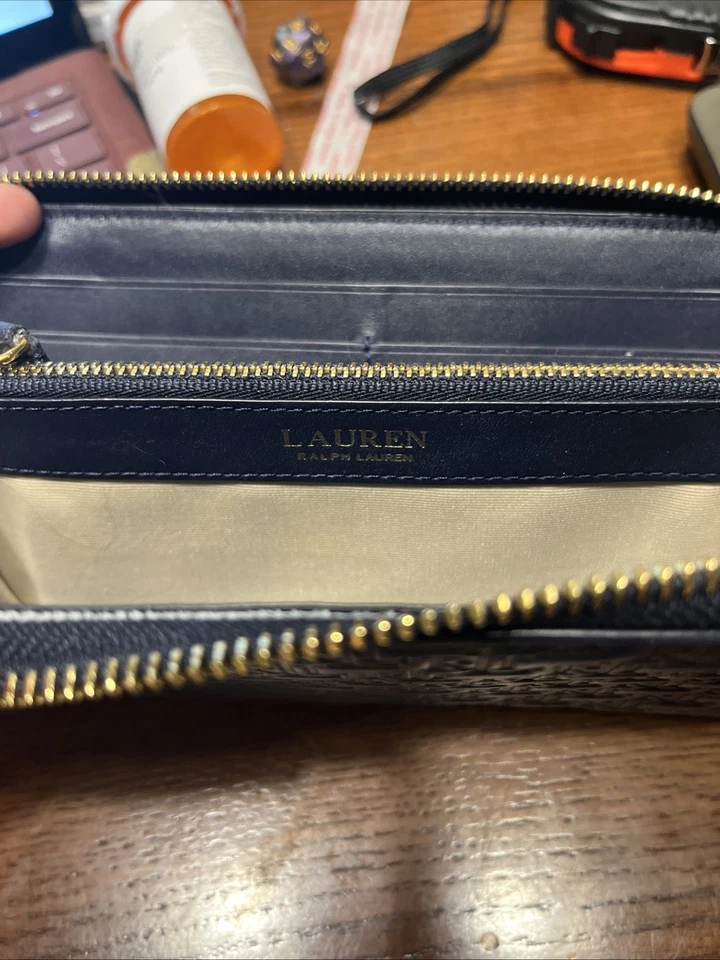 Cartera continental Lauren Ralph Lauren de cuero con monograma grabado Foto 3 de 4