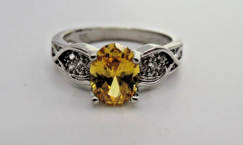 Anello firmato "JS" tono argento con vetro giallo e piccoli accenti di diamanti, anni '90 - Foto 1 di 5