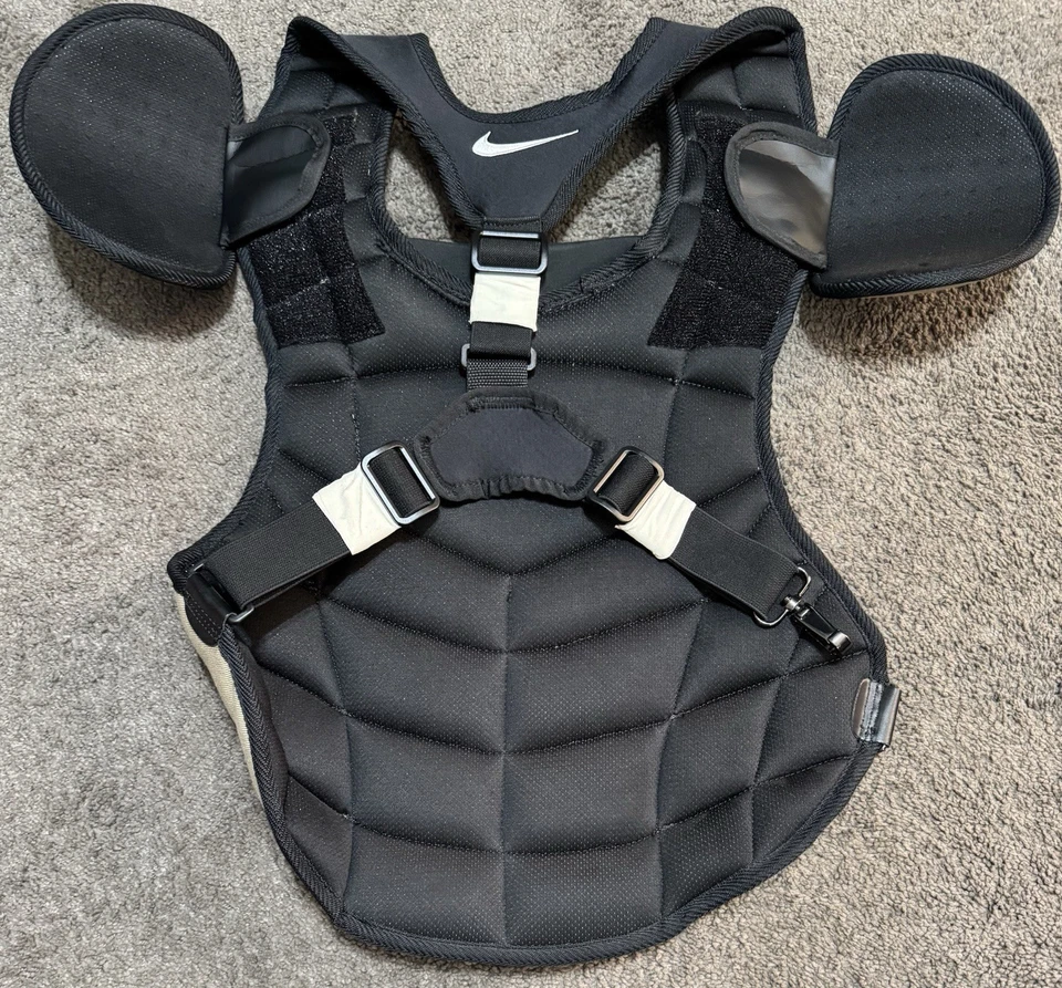 耐克比赛使用并签名 Tucker Barnhart 军事欣赏游戏捕手套装 — 第 2/4 张图片