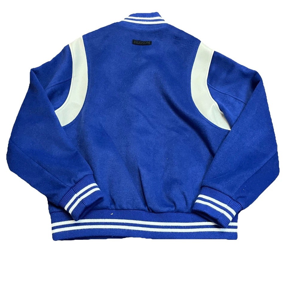 Chaqueta Universitaria Hudson Logo Azul Medio con Bolsillos Mezcla Lana Ribete Marfil Foto 2 de 4