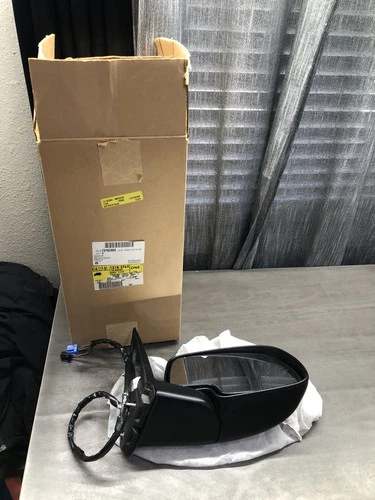 GM Genuine Parts Passenger Side Mirror  15124828  Preowned Good Condition