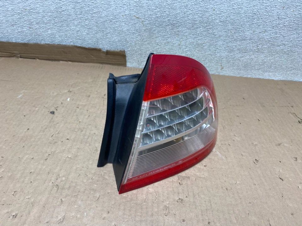 Luz trasera lateral del pasajero derecho Mercury Milan 2006-2009 OEM U8521 DW Foto 3 de 4