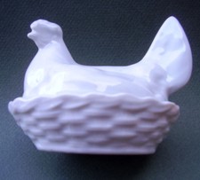 MOUTARDIER "POULE SUR SON NID" EN PORCELAINE