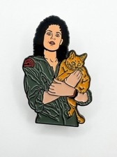 Ripley Holding Jonesy Enamel Pin – Alien 1979 – Ellen Ripley & Cat - Xenomorph