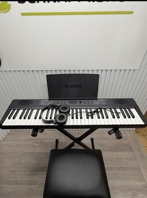 Alesis 61 Keyboard, Piano Mit 61 Tasten, Stände, Hocker, Kopfhörer Klavier Set