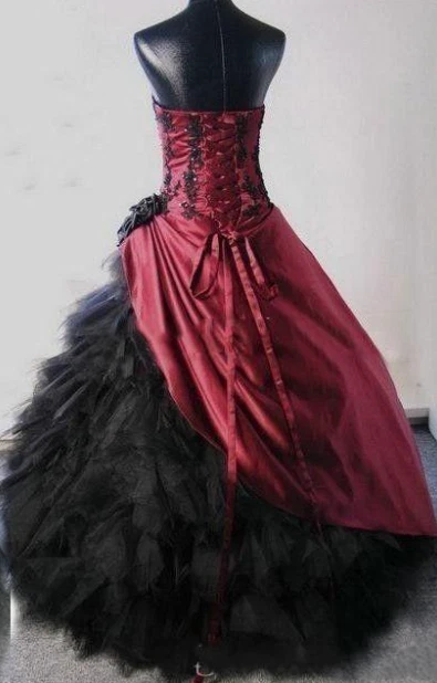 Vestido de novia gótico sin tirantes borgoña satinado negro tul en capas vestido de novia Foto 3 de 4