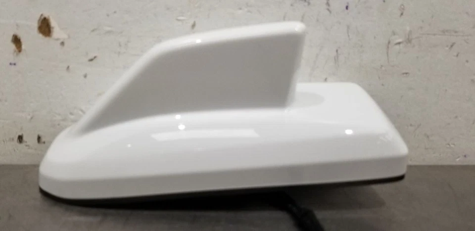 20 GMC SIERRA 1500 ANTENA ALETA TIBURÓN MONTADA EN TECHO BLANCA 84469911 Foto 2 de 4