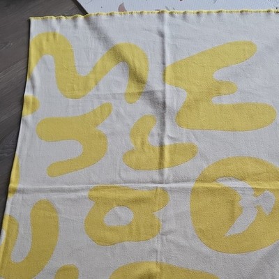 KLEKKS Decke 100% Baumwolle 180x200 Weiß/Gelb ''only Peace Keeps Us Warm'' Fransen
