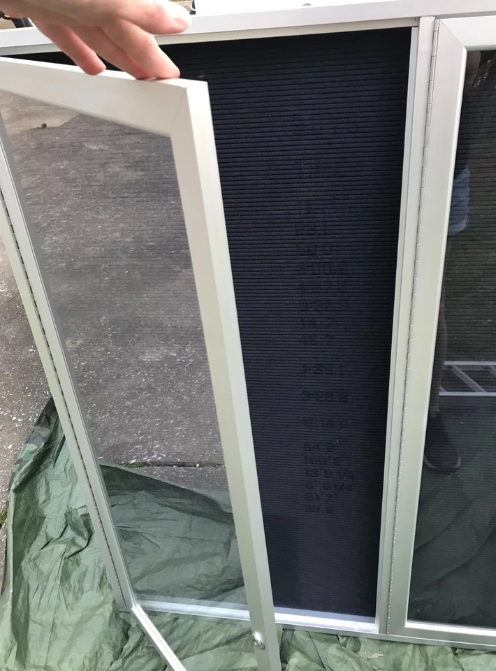 GHENT 封闭锁定字母展示板保护壳 70 英寸 x 47 英寸 3 节 — 第 4/4 张图片