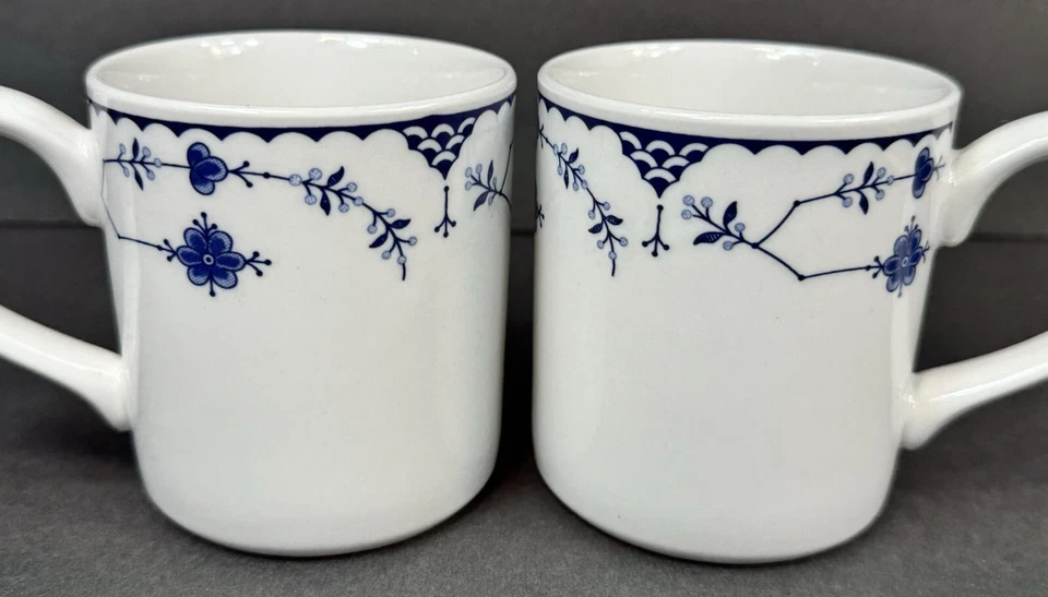 Par de xícaras de café florais azuis brancas da Dinamarca Johnson Brothers Inglaterra - Imagem 2 de 4