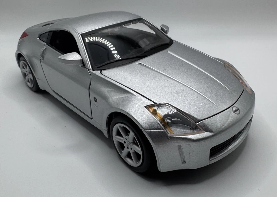 NISSAN 350Z SILVER 1:24 SCALE MAISTO RARE RARE FIND MUST HAVE SILVER - Image 2 of 4