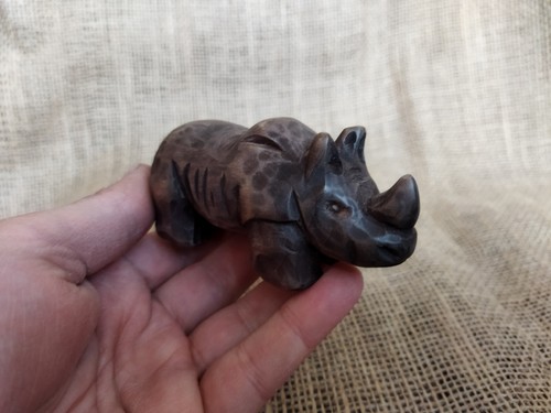 Estatua de rinoceronte. Estatuilla de rinoceronte de madera. Tótem animal tallado a mano. - Imagen 22 de 24