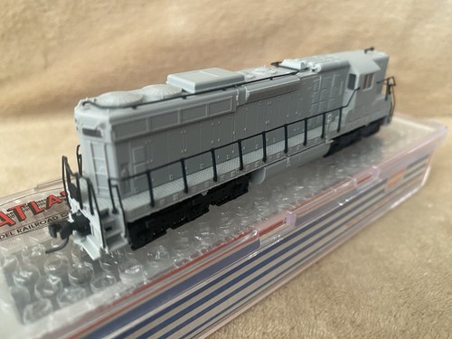 ATLAS N SCALE 54400 UNDECORATED BURLINGTON CB&Q STYLE SD-24 LOCOMOTIVE DCC READY - Picture 7 of 12
