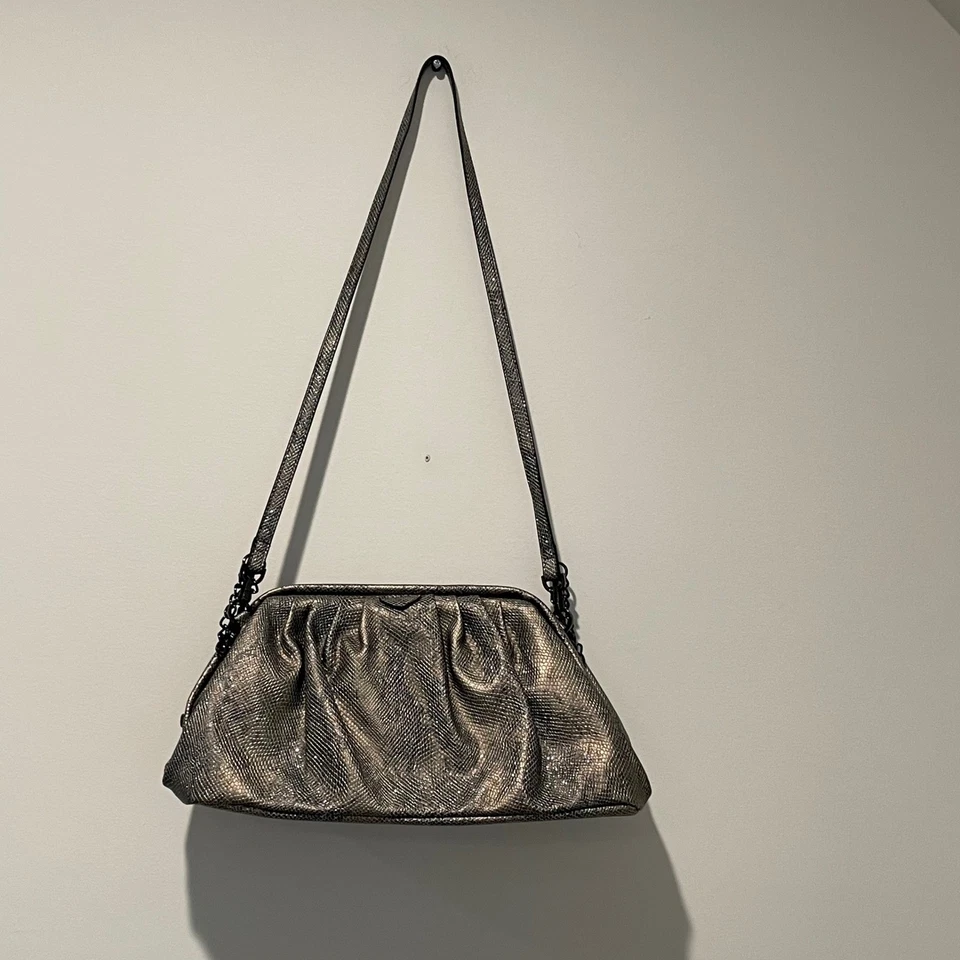 Bolso sin asas de noche con estampado de reptiles metálicos de un nuevo día Foto 3 de 4