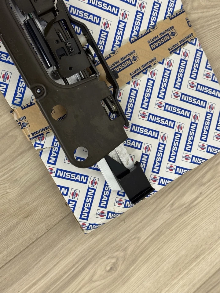 Nissan 200SX 1984-1988 pasajero techo corredizo derecho guía NOS 73660-07F00 Foto 2 de 4