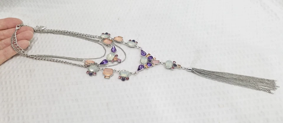 Collar Colgante Multi Hilo Firmado Guess Cristal Lavanda y Melocotón Tono Plata Foto 4 de 4