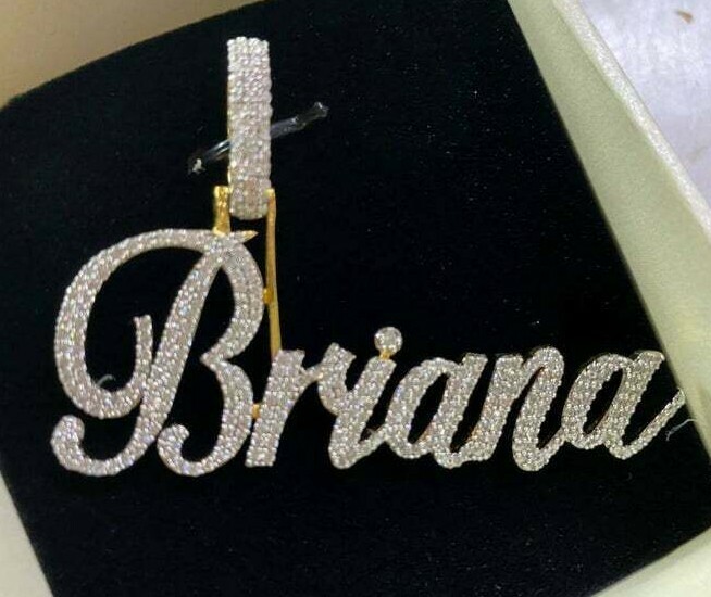 Colgante con nombre personalizado de circonita cúbica de 2,5 quilates para hombre enchapado en oro amarillo de 14 k plateado