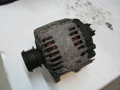 Orginale Lichtmaschine Generator VW Touran 1.9 TDI 2006 06F903023C Gehäuse defek