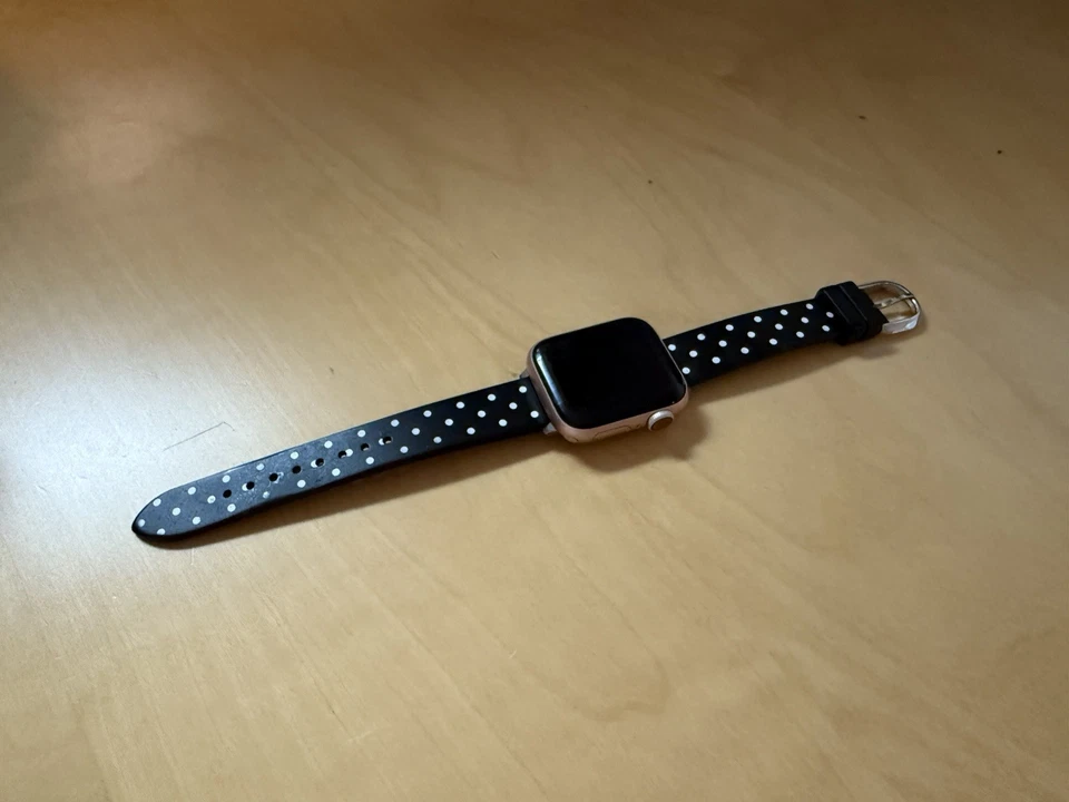 Apple Watch Series 4 40mm Pink Aluminum - Image 2 of 4