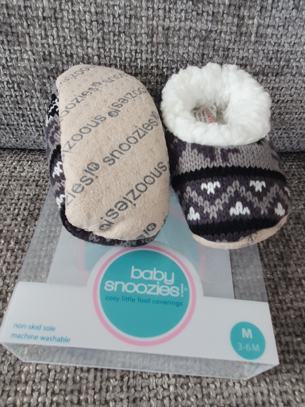 SAOLA Baby Snoozies! Pantofole bambino fodera in pile suola antiscivolo nero e grigio.