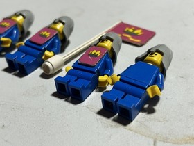 Lego Classic Yellow Castle Knight Minifigures lot of 4 w flag 375 6075