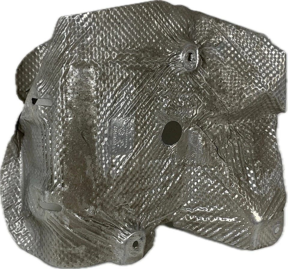 Protector térmico escape derecho Chevrolet 84187473 P1 Crossmember II 2017 Foto 2 de 4