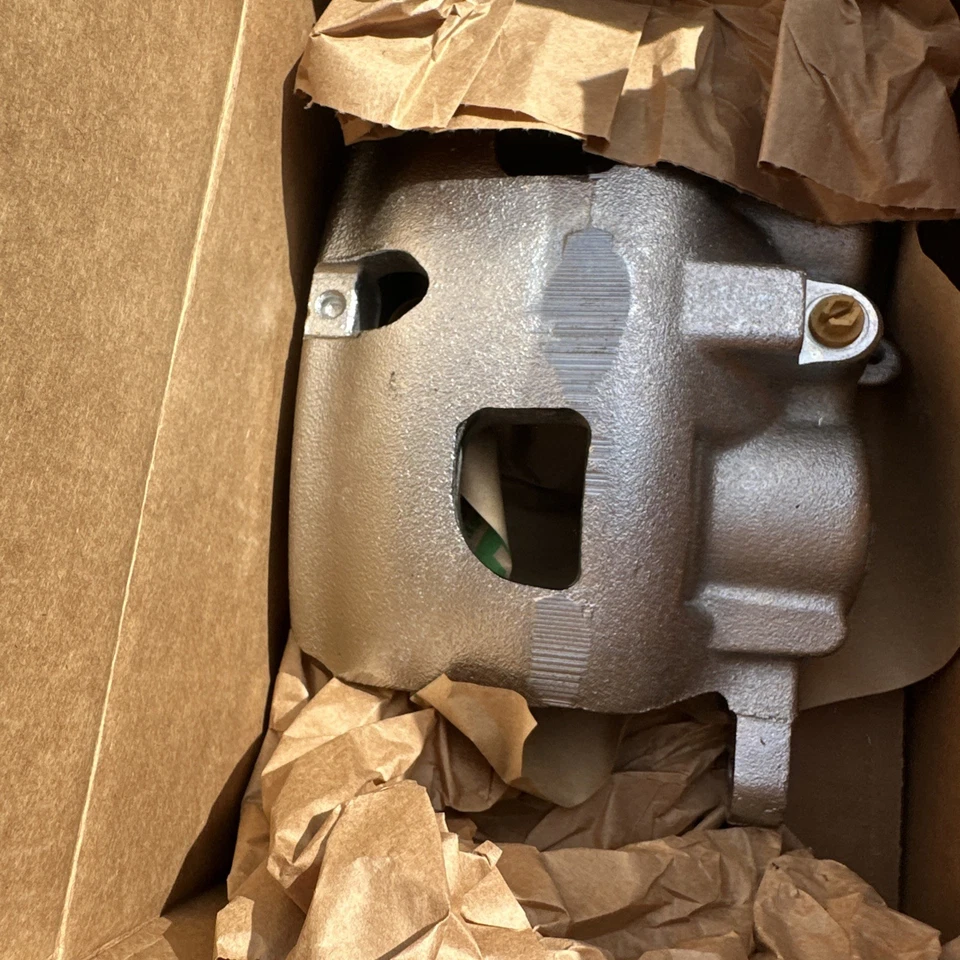 NEW OEM GM Rear Left Disc Brake Caliper 13546599 Silverado Sierra 3500 DRW 20-25 - Imagem 3 de 3